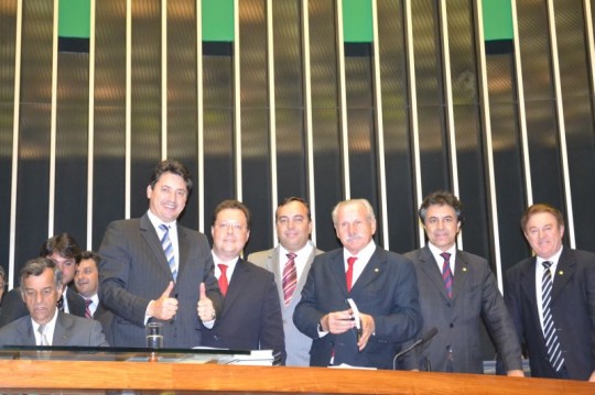 Foto: O presidente da Seccional entre parlamentares na Câmara dos Deputados durante votação da PEC 544 - Agência Câmara